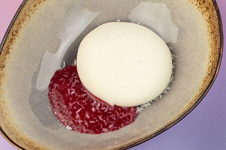 Моти Кокос с гелем из лесных ягод