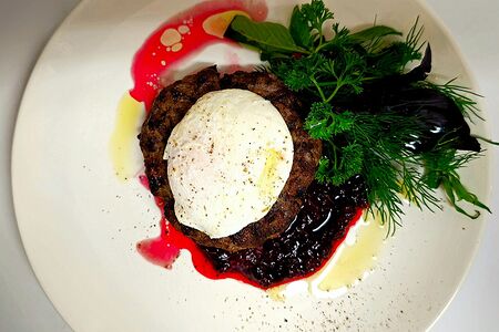 Бифштекс с яйцом и брусничным соусом