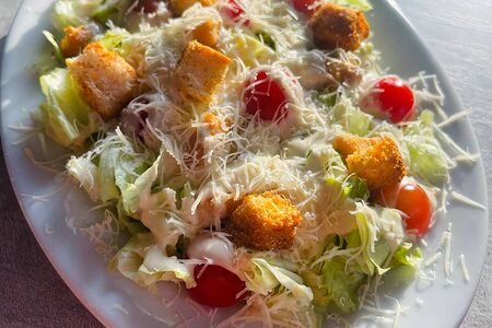 Салат Цезарь с курицей