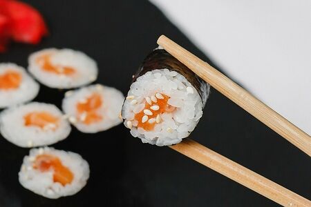 Маки с лососем