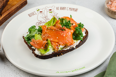 Брускетта со слабосоленым лососем, сметаной, зеленым маслом и листьями салат