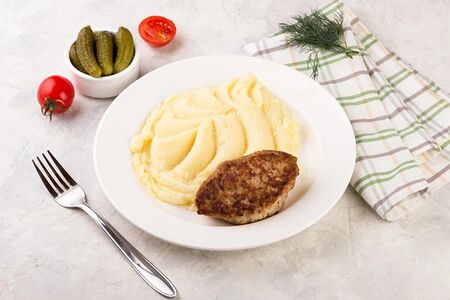 Котлета мясная с картофельным пюре