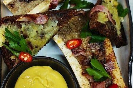 Запечённые мозговые косточки с чесночными гренками