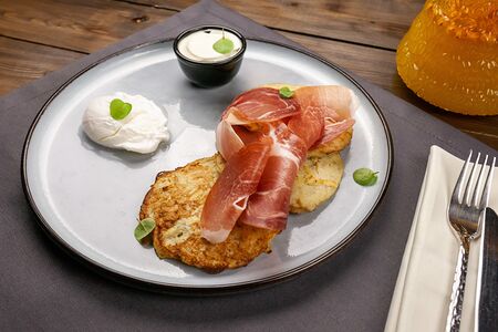 Драники с пармой, яйцом пашот и копченной сметаной