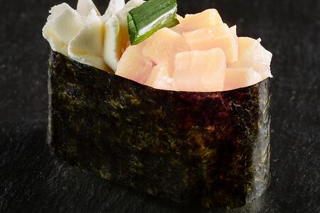 Гункан с масляной рыбой и луком