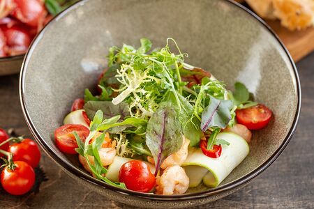 Салат из кабачков с креветками и помидорами черри