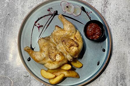 Цыплёнок с обжаренным беби-картофелем и соусом барбекю