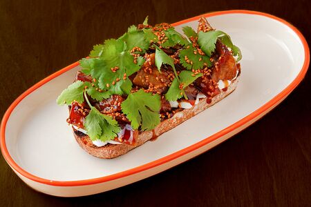 Брускетта с баклажаном и козьим сыром