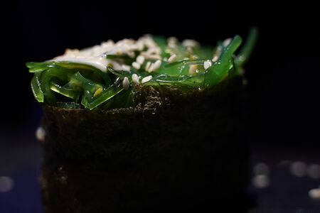 Гункан с водорослями чука