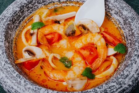 Том ям с морепродуктами