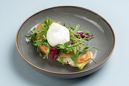 Брускетта с сёмгой и яйцом пашот