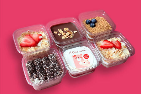 Набор пирожных в стаканчиках с тематическим декором на День матери