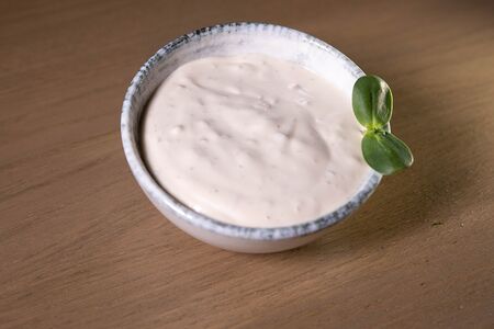 Белый соус с чесноком и орехами