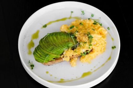 Скрэмбл / авокадо / тост на гриле