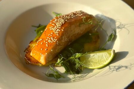 Стейк из лосося с соусом терияки и печеным картофелем