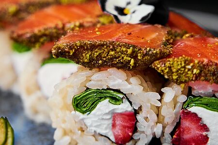 Татаки ролл с клубникой и лососем