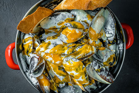 Мидии Манго и бри