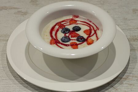 Овсяная каша с ягодным кули