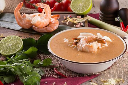 Том ям с морепродуктами