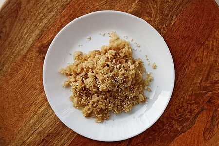 Рис по-тайски со свежими овощами и жареным кунжутом