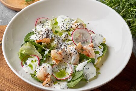 Хрустящий салат с авокадо и креветками