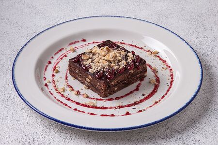 Шоколадный брауни с малиной