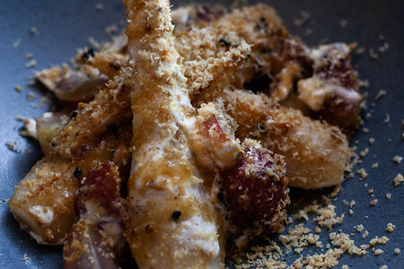 Жареная груша с козьим муссом и маринованным винoградом