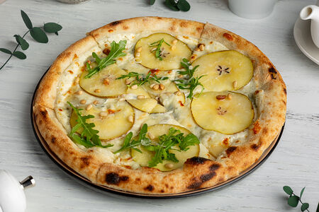 Пицца с сыром горгонзола, свежей грушей и кедровыми орешками
