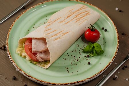 Ролл в тортилье с курицей