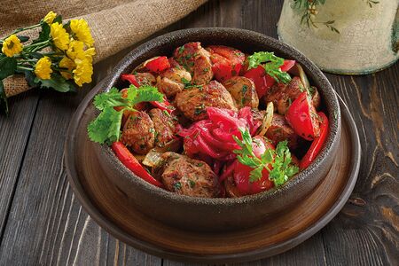 Жареная свинина с картофелем и овощами