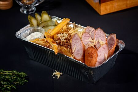 Фри с колбаской и луком фри