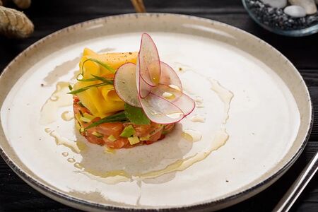 Тартар из лосося с авокадо и манго