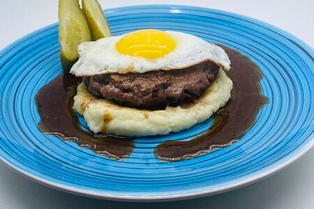 Бифштекс из говядины с пюре и маринованным огурчиком