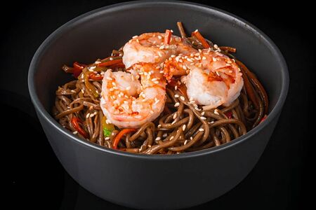 Соба гречневая с креветкой в соусе терияки