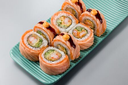 Опаленый лосось с креветкой темпура