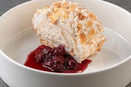 Меренговый рулет с соленой карамелью и вишневым конфитюром