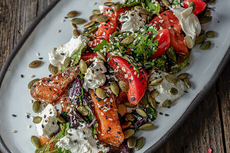 Тёплый салат с карамельной тыквой