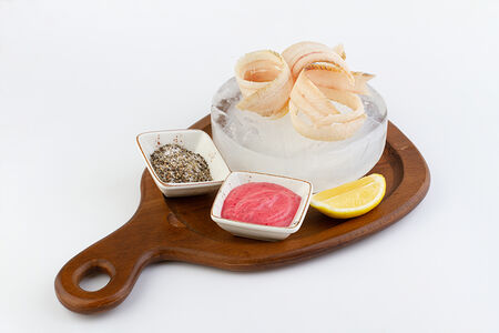 Строганина из муксуна со смесью соли и перца