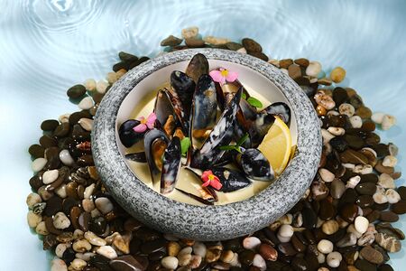 Мидии в сырном соусе с кокосом