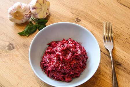 Свекла с чесноком, сыром и грецким орехом