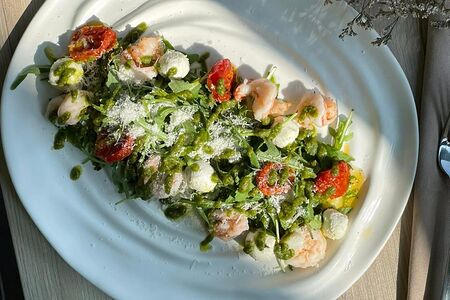 Салат из рукколы с тигровой креветкой