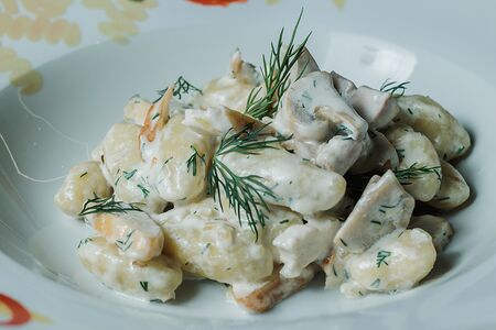 Ньеки с курицей в сливочном соусе