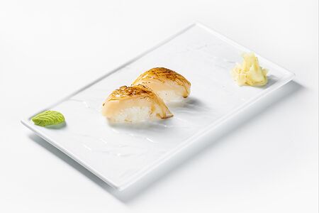 Суши в огне с гребешком