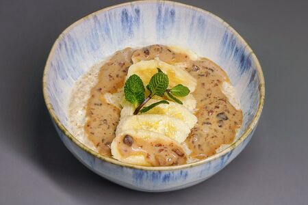 Овсяная каша с бананом и орехами