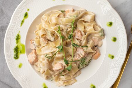 Фетучини с лососем и брокколи