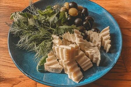 Брынза с оливками и маслинами