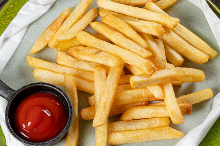 Картофель фри с кетчупом