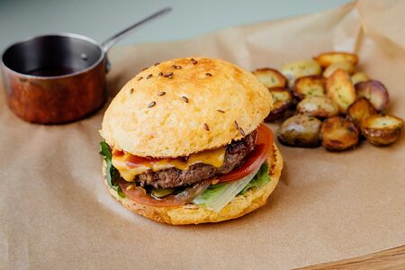 Бургер Бенуа без глютена с картофелем по-деревенски
