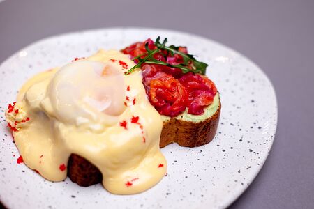 Бенедикт с лососем Гравлакс