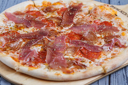 Пицца с мясными итальянскими деликатесами